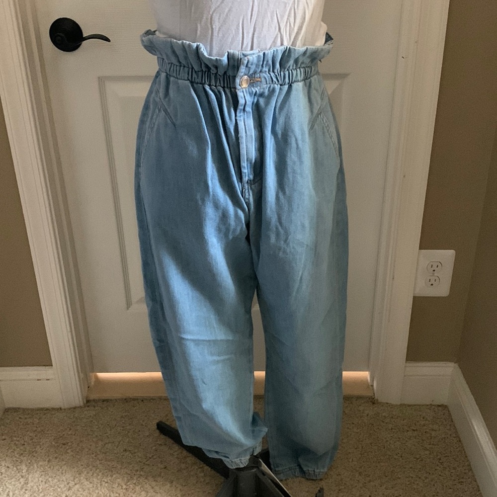 Zara Paperbag Jeans, Brand New w/tag, Size 4.